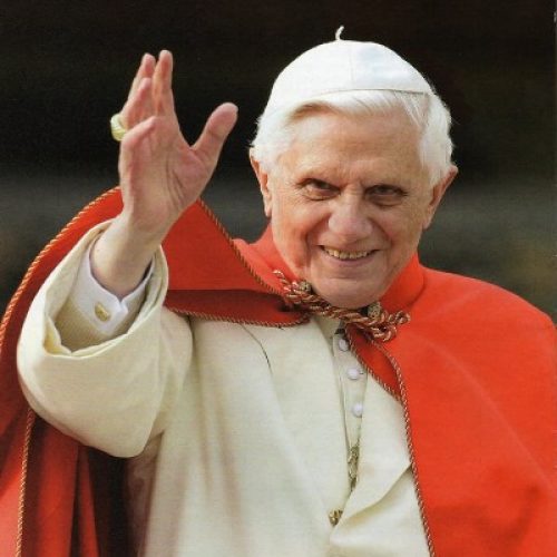 Papa Benedetto XVI annuncia le sue dimissioni dal Pontificato